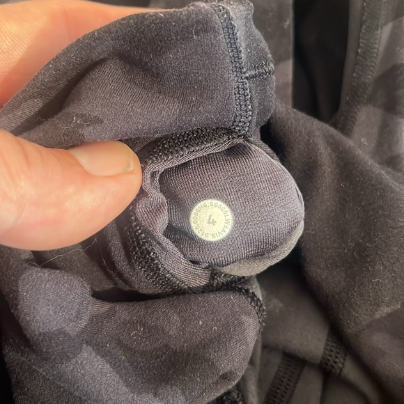 Lululemon Align Crop Tights in Incognito Camo, size 4 - Picture 8 of 13